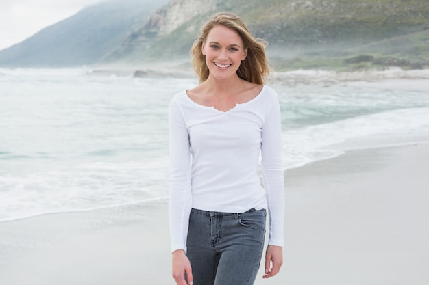 Foto portrait einer schönen beiläufigen frau am strand