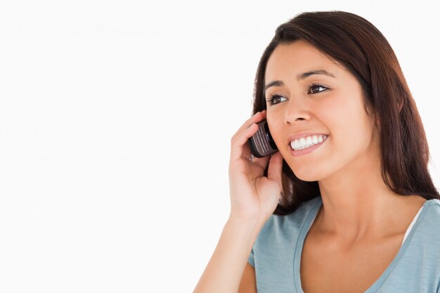 Portrait einer schönen Frau am Telefon