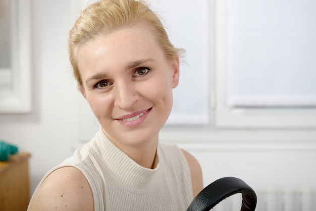 Portrait einer schönen jungen blonden Frau