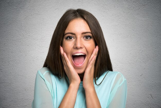 Portrait einer sehr happyand überraschten Frau