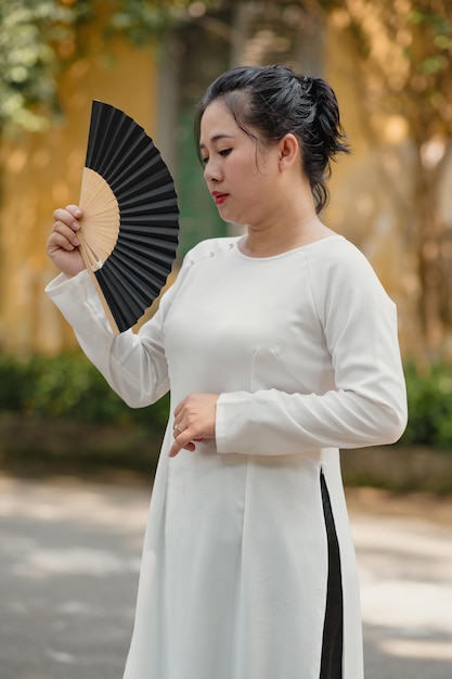 Portrait einer vietnamesischen Frau in Nationalkleidung ao dai