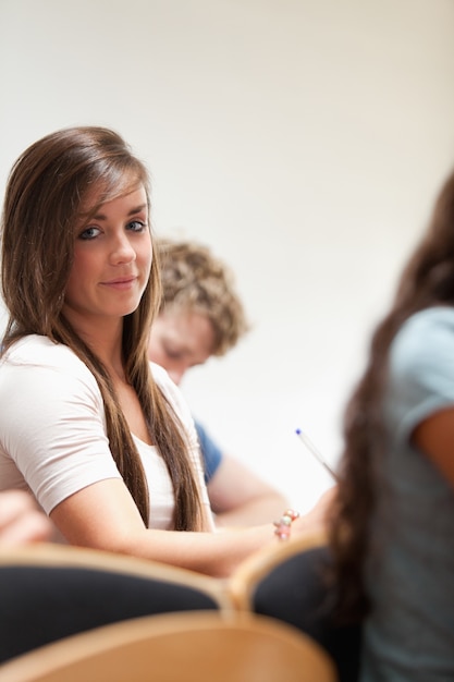 Portrait eines abgelenkten Studenten-Sitzens