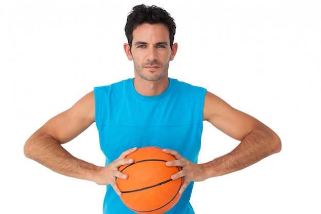 Portrait eines Basketball-Spielers mit Ball