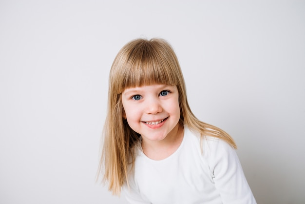 Portrait eines blonden kleinen Mädchens