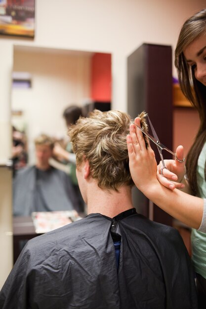 Portrait eines blonden Mannes, der einen Haarschnitt hat