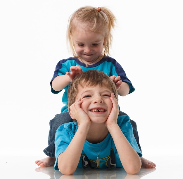 Portrait eines Bruders und einer Schwester lockig blond mit blauen Augen fröhlich lachend auf weißem Hintergrund Children39s Emotionen Glück Freude Spaß Schöne niedliche Kinder Freundschaft