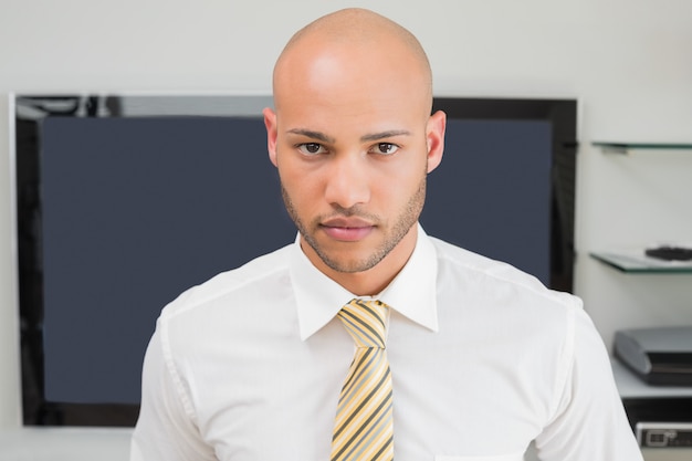 Foto portrait eines ernsten kahlen geschäftsmannes im büro