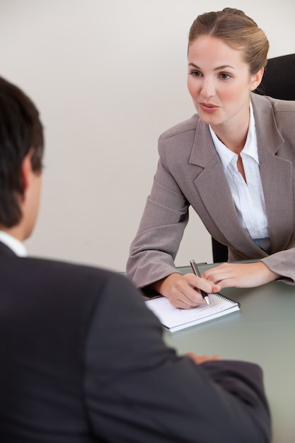 Portrait eines ernsten Managers, der einen männlichen Bewerber interviewt