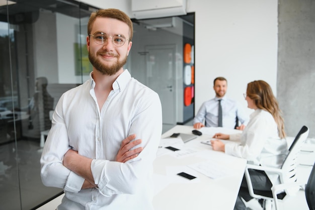 Portrait eines Führers mit Geschäftsteam hinter sich