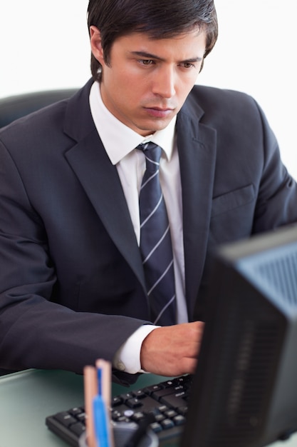 Portrait eines Geschäftsmannes, der mit einem Computer arbeitet