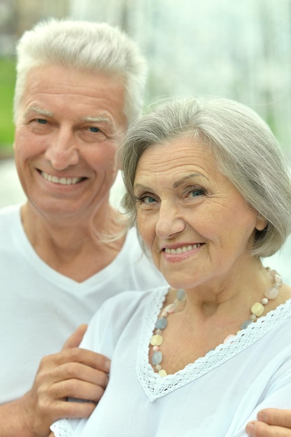 Portrait eines glücklichen älteren Paares, das sich umarmt