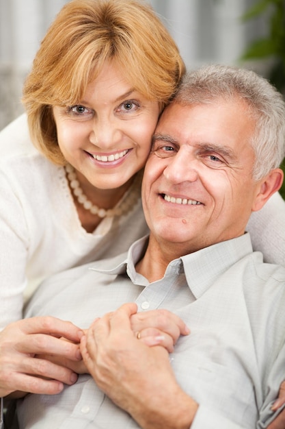 Portrait eines glücklichen älteren Paares in der Liebe