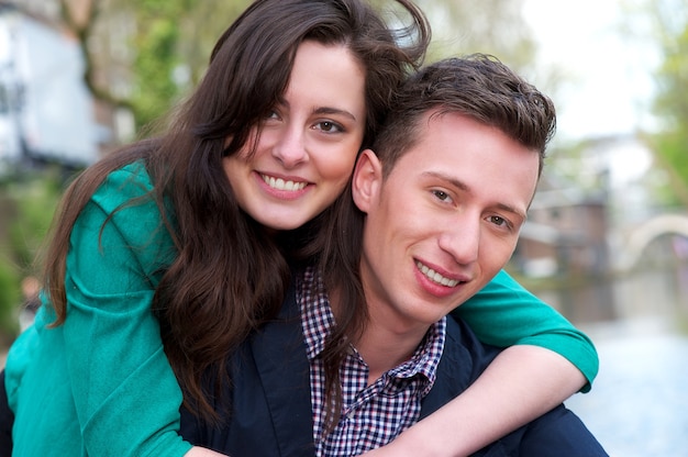 Portrait eines glücklichen jungen Paares draußen