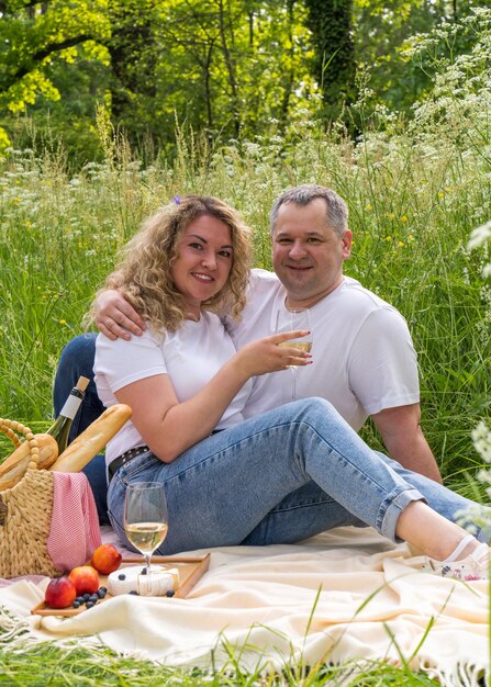 Portrait eines glücklichen romantischen Paares draußen