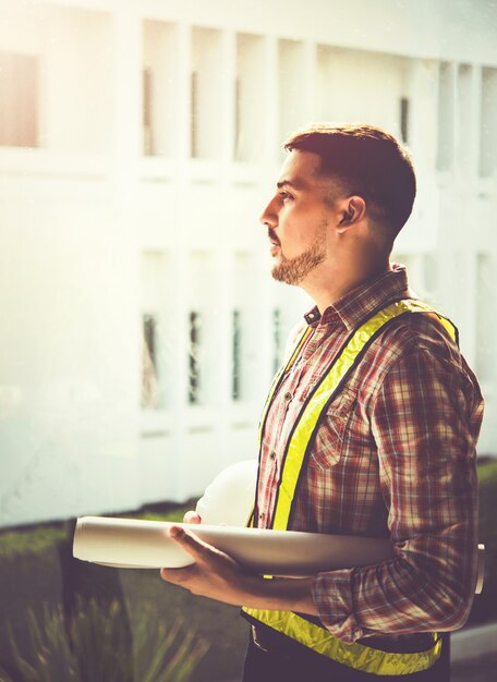 Portrait eines gutaussehenden Ingenieurs