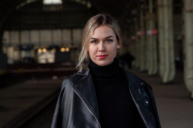 Portrait eines hübschen Mädchens mit blonden Haaren