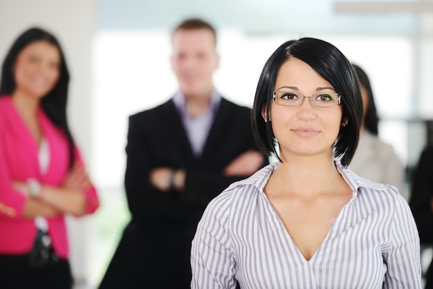 Portrait eines jungen erfolgreichen Geschäftsteams im Büro