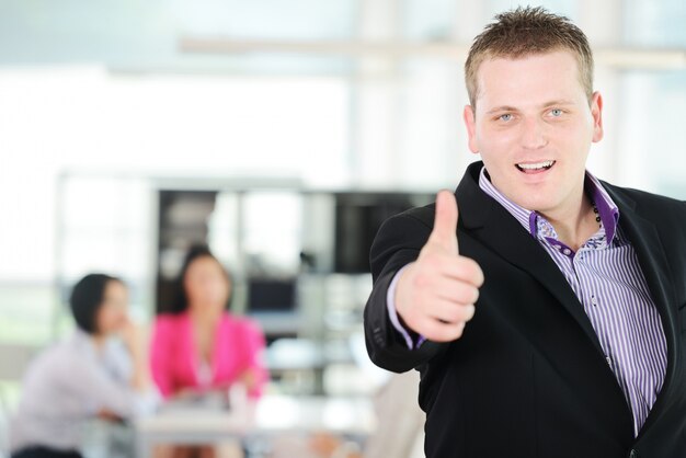 Portrait eines jungen erfolgreichen Geschäftsteams im Büro