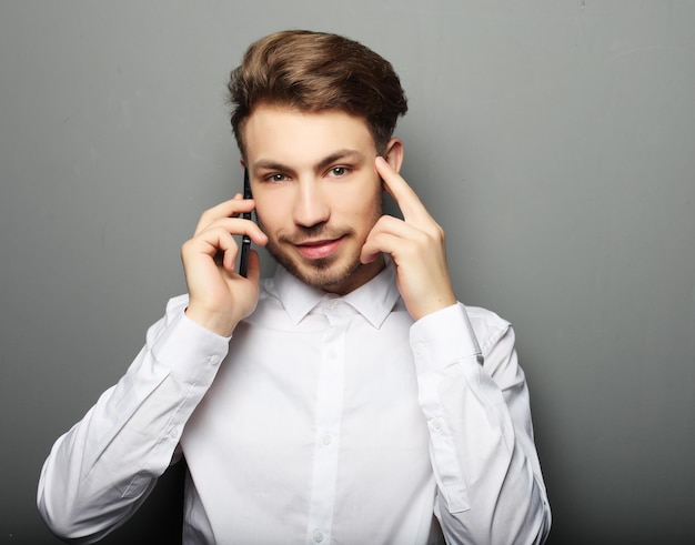 Portrait eines jungen Geschäftsmannes, der am Telefon spricht