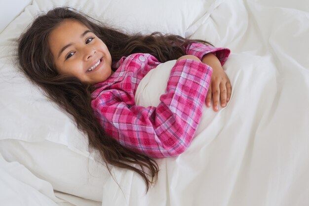 Portrait eines jungen Mädchens, das im Bett stillsteht