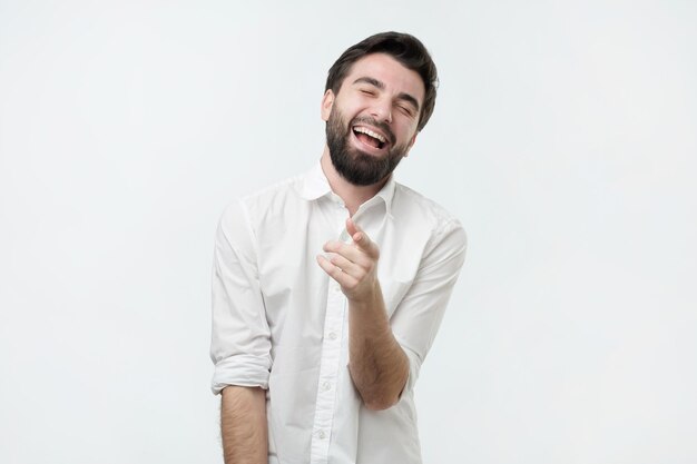 Portrait eines jungen Mannes, der seinen Finger auf Sie zeigt