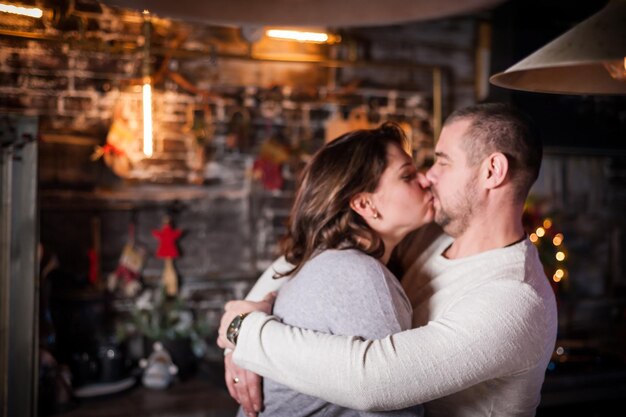 Portrait eines jungen Paares im Wohnzimmer bei ChristmasxA