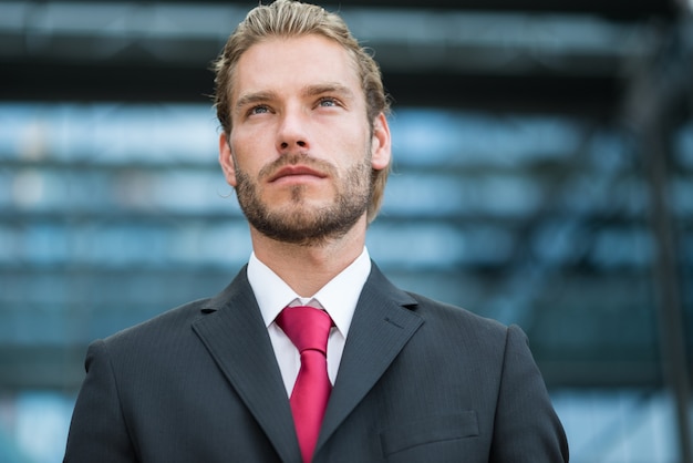 Portrait eines jungen stattlichen Geschäftsmannes