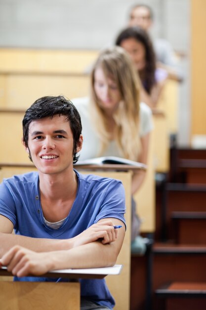 Portrait eines jungen Studenten während der Prüfung