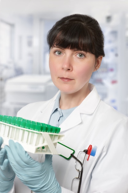 Portrait eines jungen weiblichen Wissenschaftlers oder der Technologie