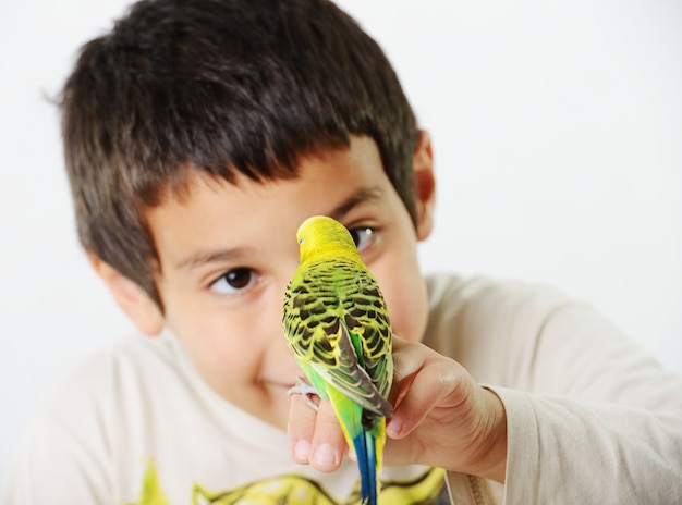 Portrait eines Kindermädchens mit ihrem inländischen Papageien