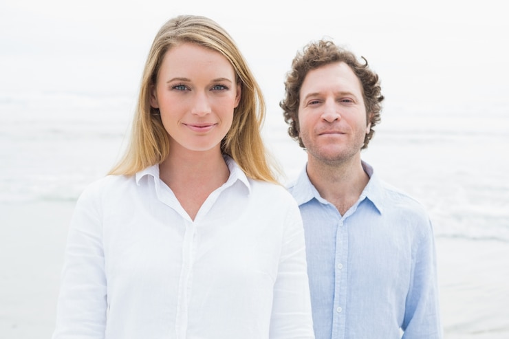 Foto portrait eines lächelnden beiläufigen paares am strand