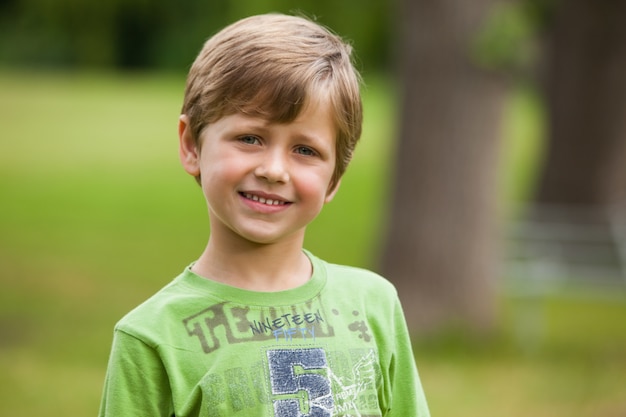 Foto portrait eines lächelnden jungen jungen am park