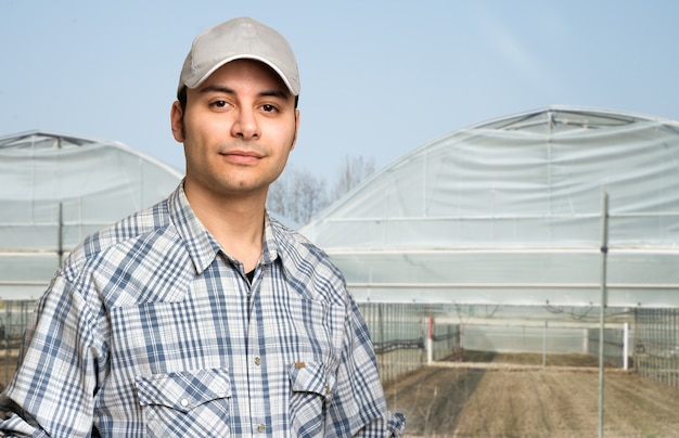 Portrait eines Landwirts vor einem Gewächshaus