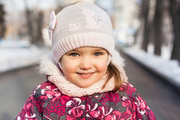 Portrait eines Mädchens im Winter