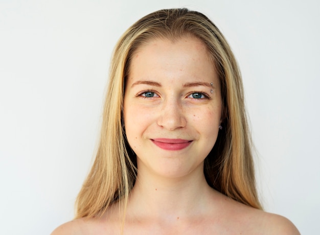 Portrait eines Mädchens mit blonden langen Haaren