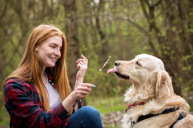 Portrait eines Mädchens mit einem Hund