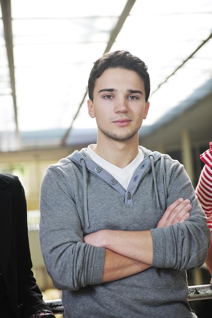 Portrait eines männlichen Studenten auf dem Campus