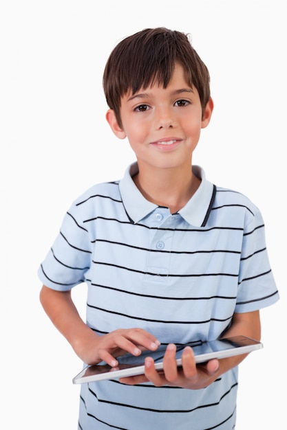 Portrait eines netten kleinen Jungen, der einen Tablet-Computer verwendet