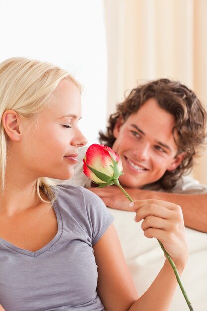 Portrait eines Paares mit einer Blume