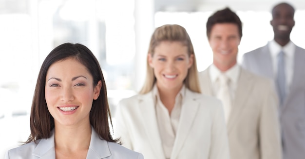 Foto portrait eines positiven teams bei der arbeit