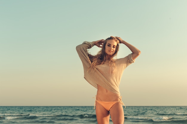 Portrait eines schönen Mädchens in dem Meer