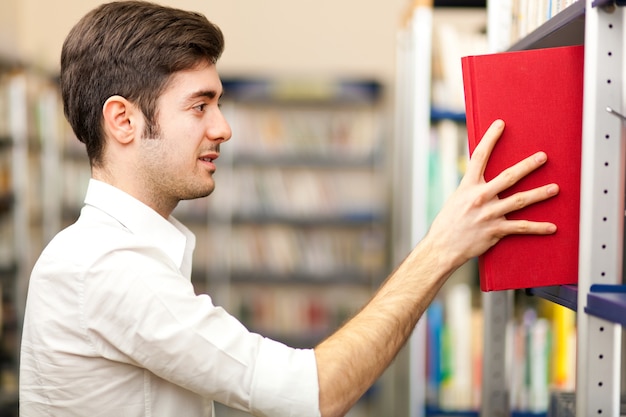 Portrait eines Studenten in einer Bibliothek