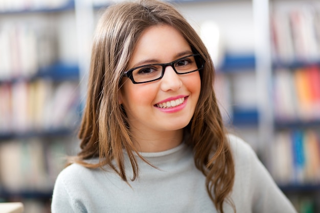 Portrait eines Studenten in einer Bibliothek