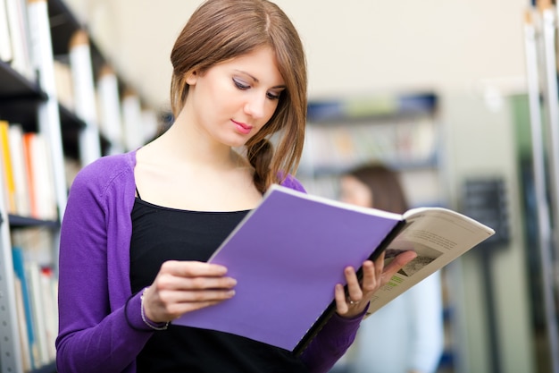 Portrait eines Studenten in einer Bibliothek