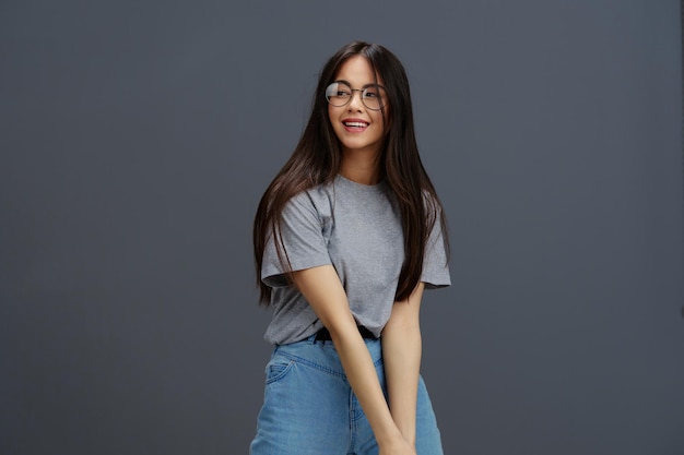 Portrait Frau Brille auf Gesicht Mode Lifestyle graues T-Shirt Lifestyle