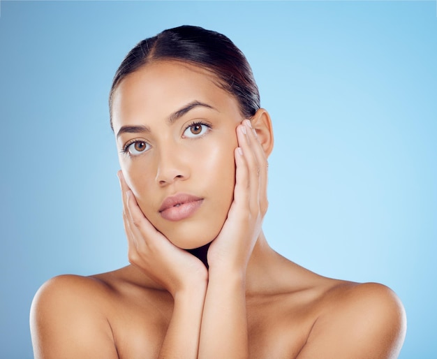 Portrait Frau und Kosmetik Hautpflege auf blauem Hintergrund für Make-up Wellness und ästhetische Ergebnisse aus dem Salon-Spa Gesichtsschönheit und Studiomodell mit Glow-Laser-Dermatologie oder natürlichem Glanz