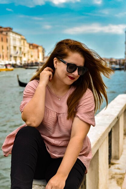 Portrait Frau zu Fuß in der Stadt Venedig