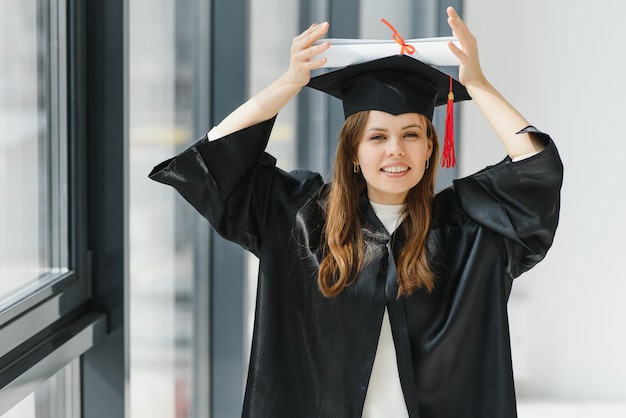 Portrait glückliche Frau an ihrem Abschlusstag Universität. Bildung und Menschen.