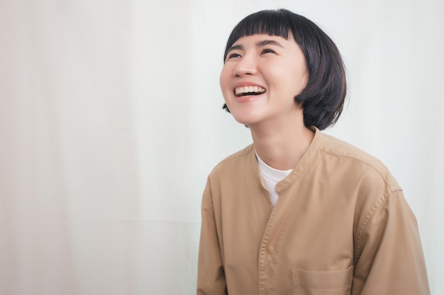 Foto portrait glückliches asiatisches frauenlachen