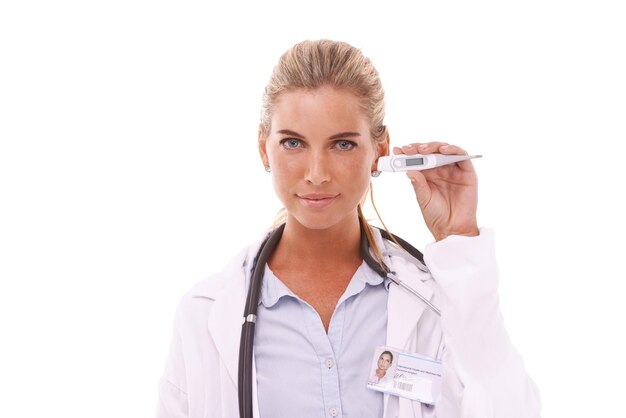 Portrait Healthcare und Thermometer mit einer Ärztin im Studio auf weißem Hintergrund zur Beratung Krankenhausmedizin und Fieber mit einer weiblichen Medizinerin, die allein in einer Klinik arbeitet